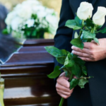 Würdigkeit im Tod gewährleisten: Welche Dienstleistungen sollten beim Abschied in Betracht gezogen werden?