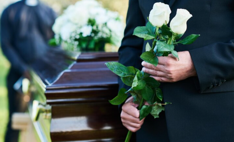 Würdigkeit im Tod gewährleisten: Welche Dienstleistungen sollten beim Abschied in Betracht gezogen werden?